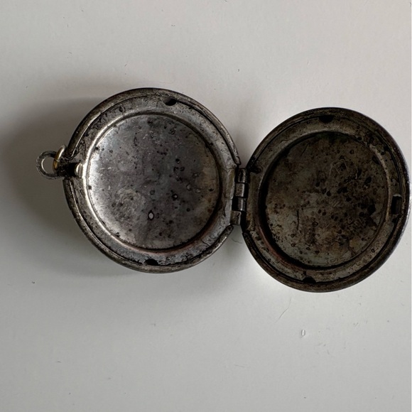 L initial locket - Picture 2 of 2